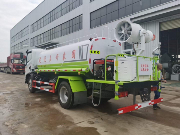 东风华神T3 12吨洒水车
