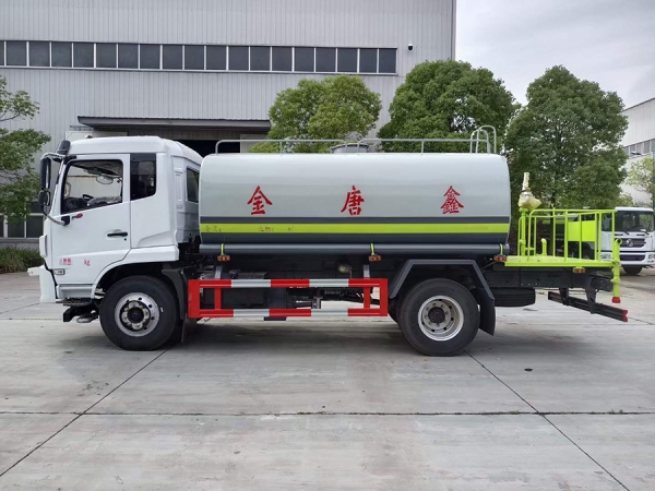 东风福瑞卡12吨洒水车