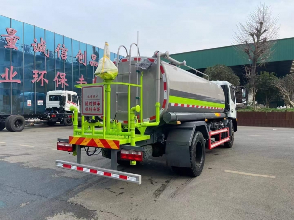东风多利卡9吨洒水车