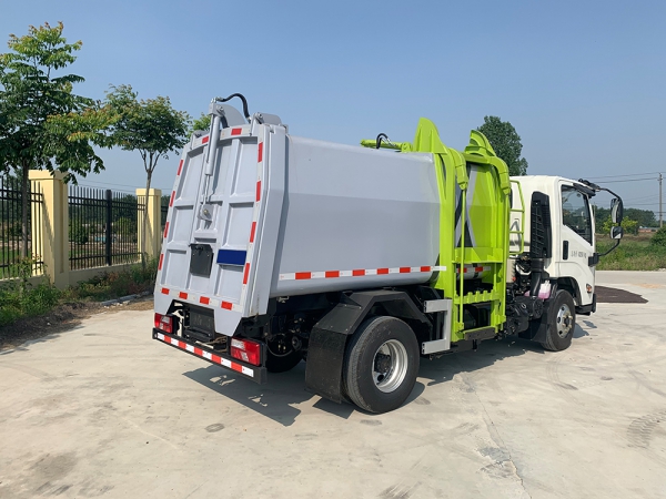  江铃凯锐6方挂桶垃圾车