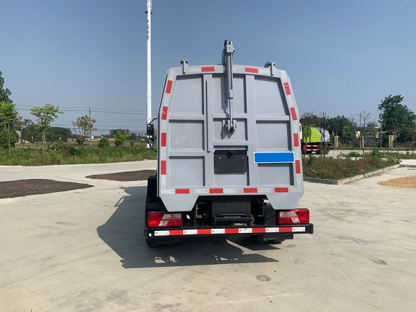  江铃凯锐6方挂桶垃圾车
