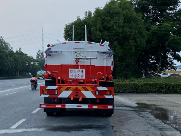 东风天龙20吨洒水车